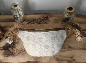 SAC BANANE CONFECTIONNÉ FAIT MAIN EN CREATION ARTISANALE DE LOUCIA CREATION. A PARTIR DE COMPOSANT ECOLOGIQUE