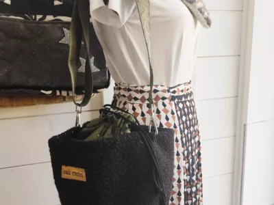 Sac sceau noir effet laine bouclée