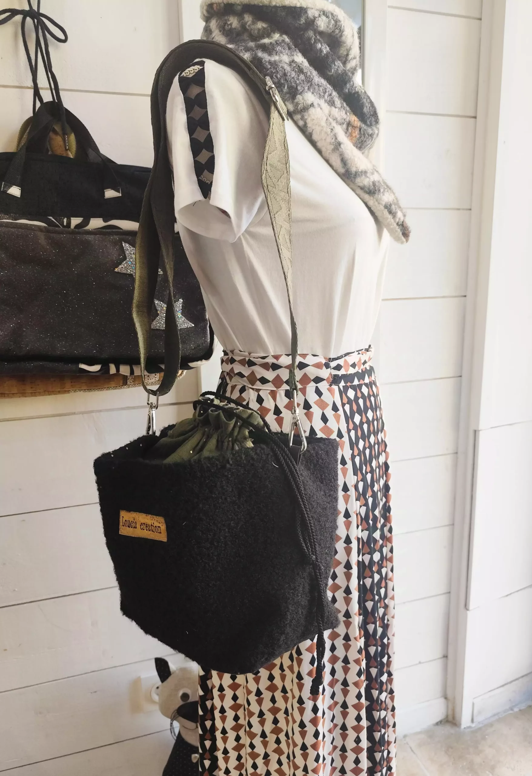 Sac sceau noir effet laine bouclée