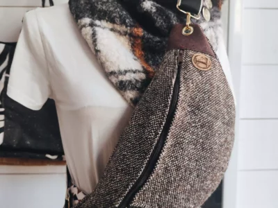 Grand sac banane en lainage marron et beige