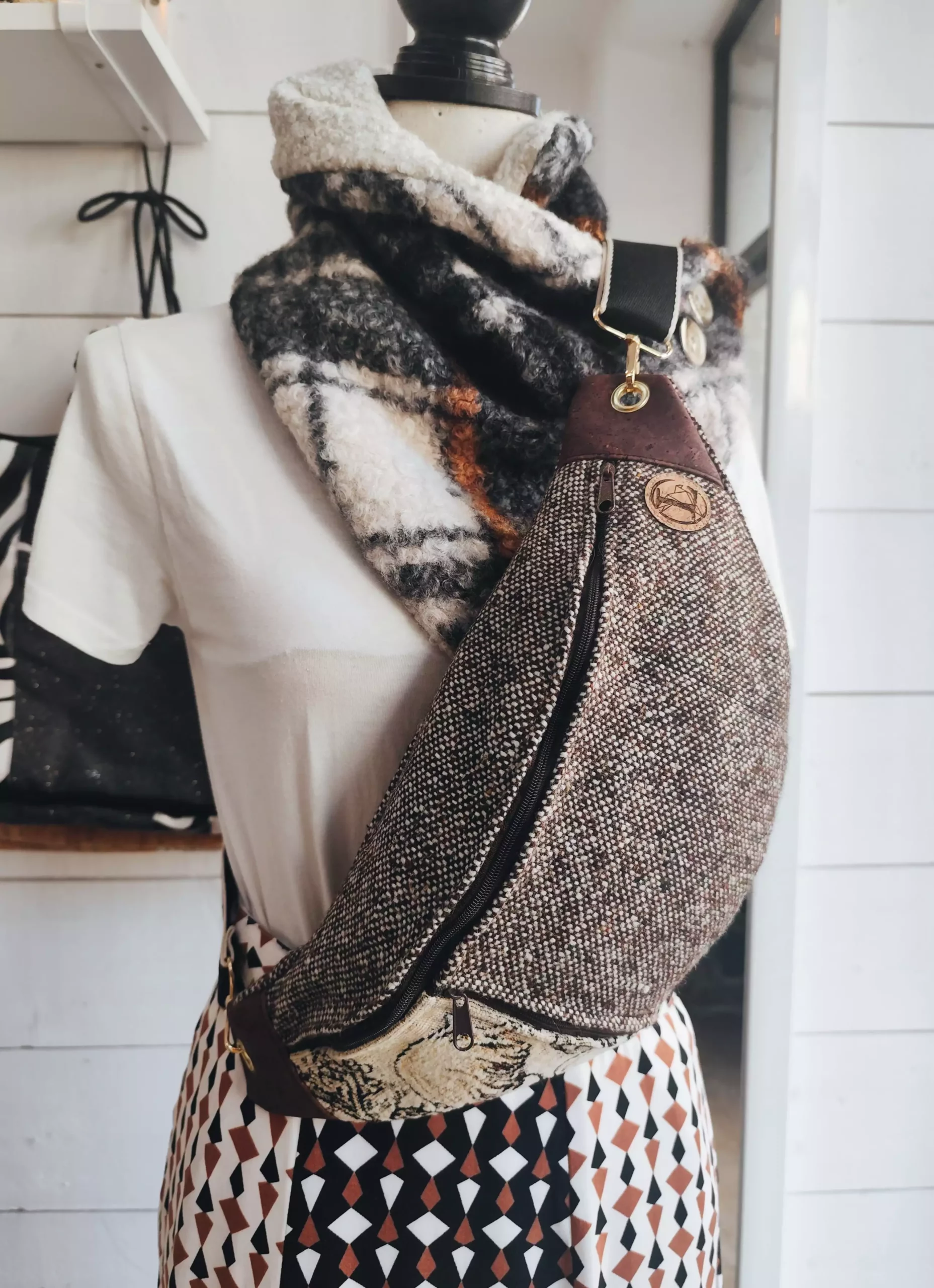 Grand sac banane en lainage marron et beige