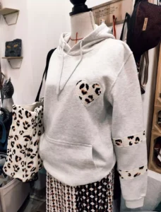 Sweat à capuche fait main, couleur gris clair, création artisanale unique de "Loucia Creation".