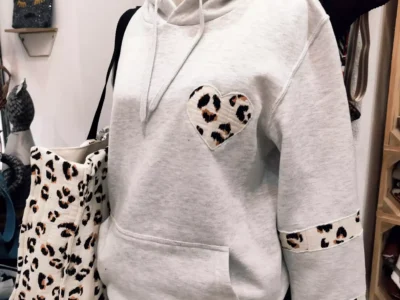 Sweat à capuche fait main, couleur gris clair, création artisanale unique de "Loucia Creation".