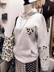 Sweat à capuche fait main, couleur gris clair, création artisanale unique de "Loucia Creation".